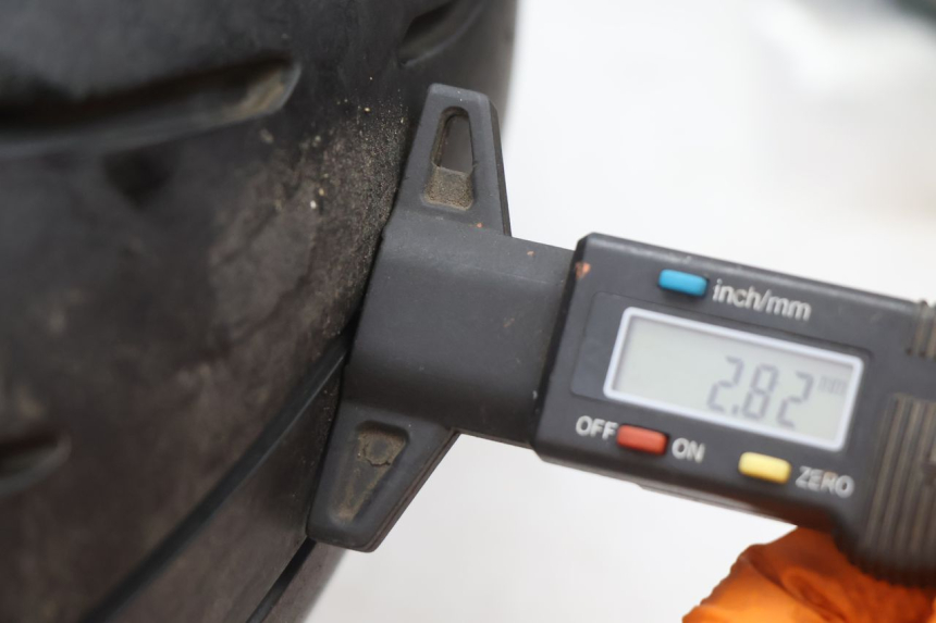 photo de JANTE ARRIÈRE ET PNEU KAWASAKI ZX-6R ZX6R 600 (2000 - 2002) - Points de fixation