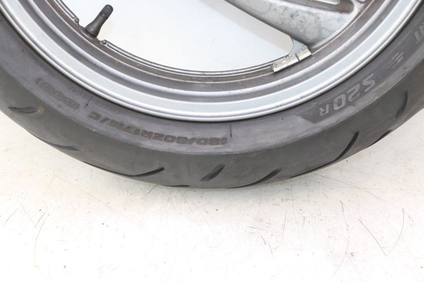 photo de JANTE ARRIÈRE ET PNEU KAWASAKI ZZR 600 (1995 - 2004) - État de surface