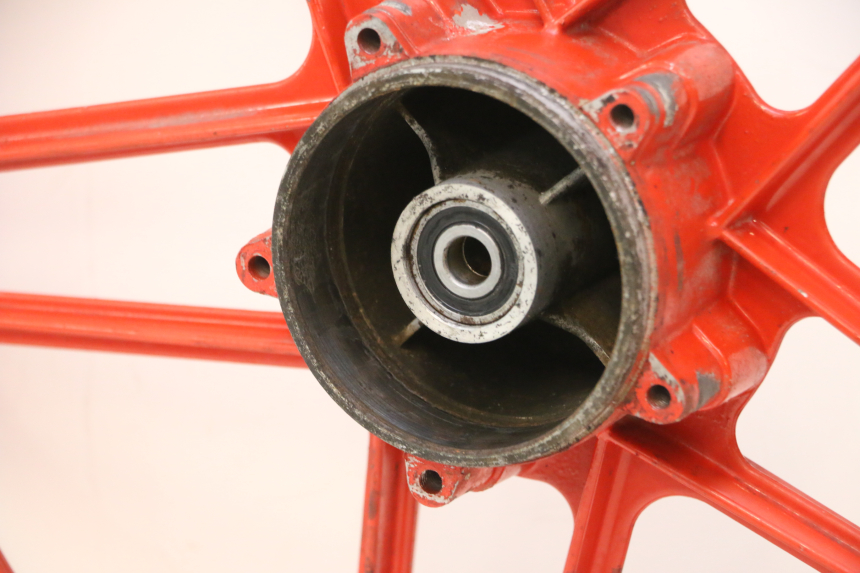photo de JANTE ARRIERE PEUGEOT 103 SPX CLIP 50 (1989 - 1992) - Gros plan technique