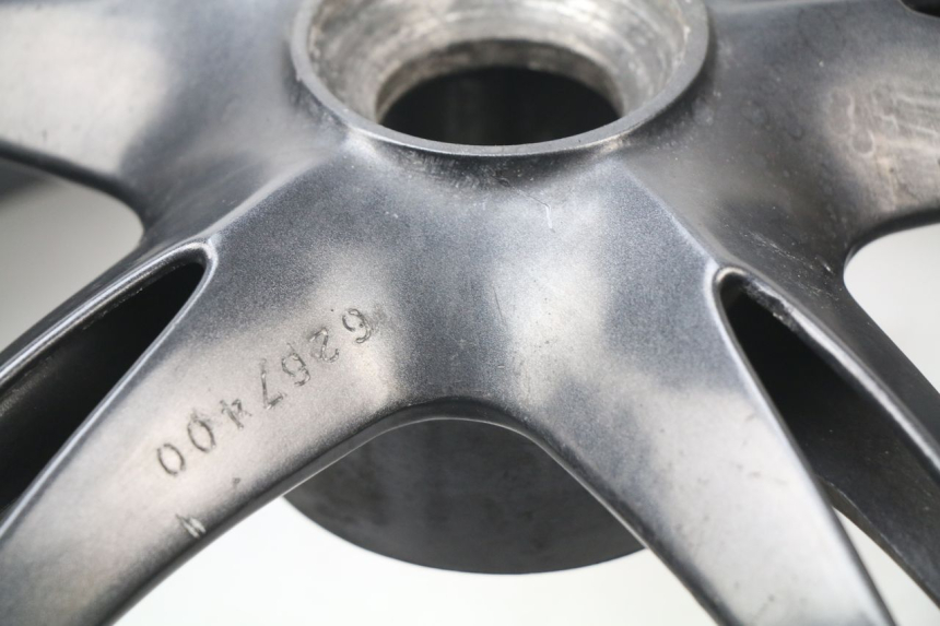 photo de JANTE ARRIERE TRIUMPH SPEED TRIPLE 1050 (2005 - 2007) - Détails caractéristiques