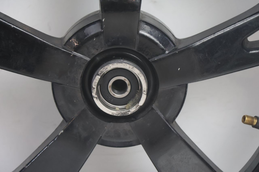photo de JANTE AVANT PEUGEOT KISBEE 4T 50 (2018 - 2022) - Points de fixation