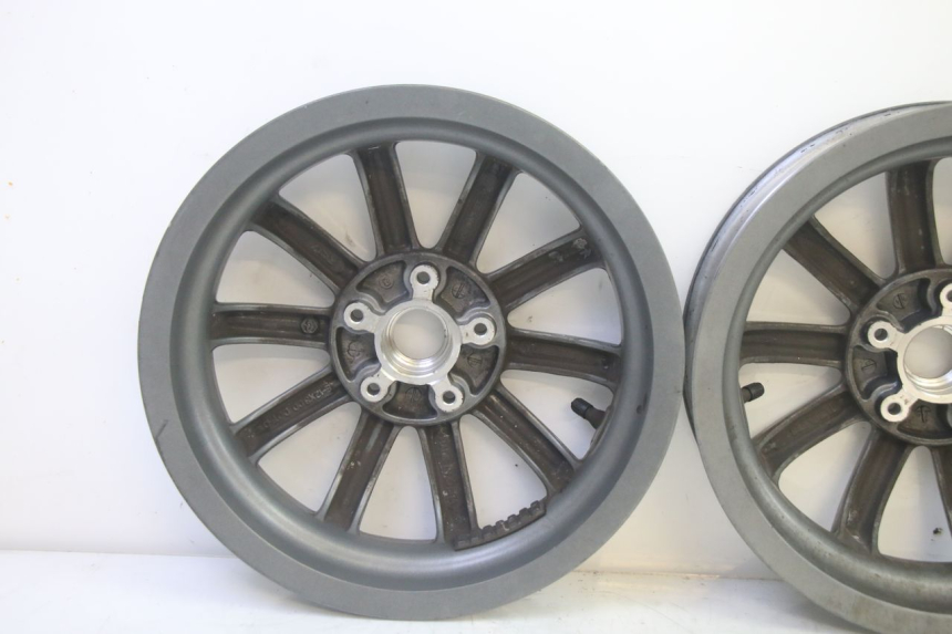 photo de JANTE AVANT PIAGGIO MP3 LT 400 (2007 - 2012) - Vue rapprochée