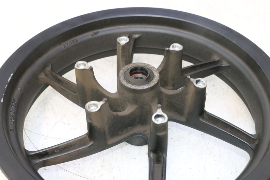 photo de JANTE AVANT KYMCO SUPER 8 2T 50 (2007 - 2013) - Gros plan technique