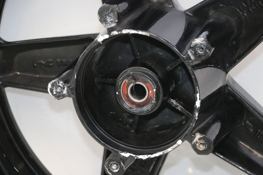 photo de JANTE AVANT YAMAHA XMAX X-MAX 125 (2006 - 2009) - Vue rapprochée