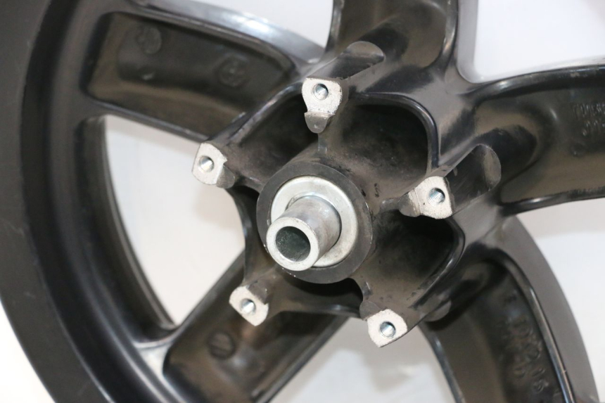 photo de JANTE AVANT PIAGGIO ZIP IGET 4T 50 (2021 - 2023) - Gros plan technique