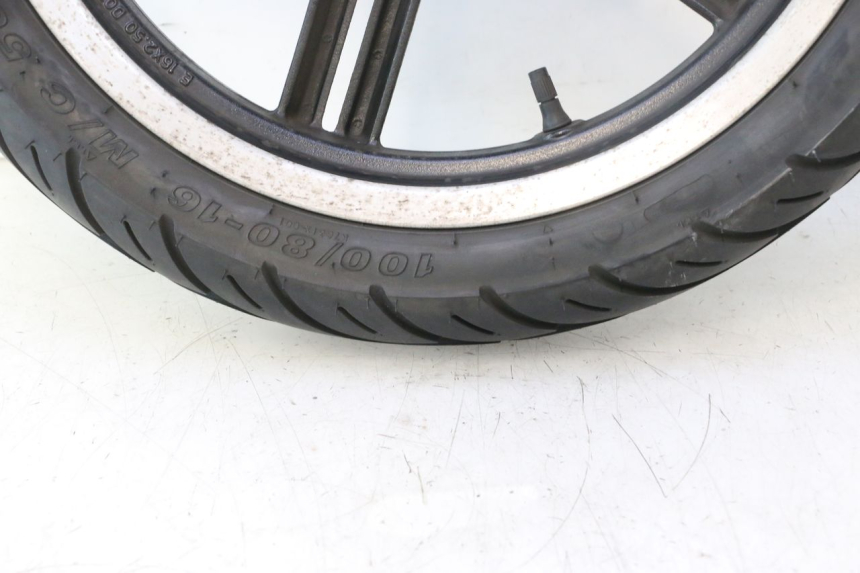 photo de JANTE AVANT ET PNEU KYMCO AGILITY CITY 16P 125 (2015 - 2024) - Points de fixation