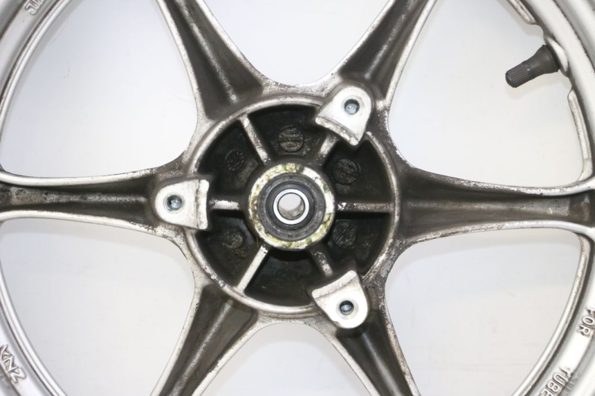 photo de JANTE AVANT ET PNEU SUZUKI BURGMAN 125 (2007 - 2014) - Focus structure