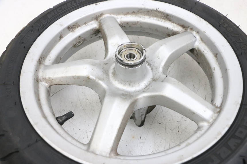 photo de JANTE AVANT ET PNEU MBK FLAME X 125 (2007 - 2016) - Gros plan technique