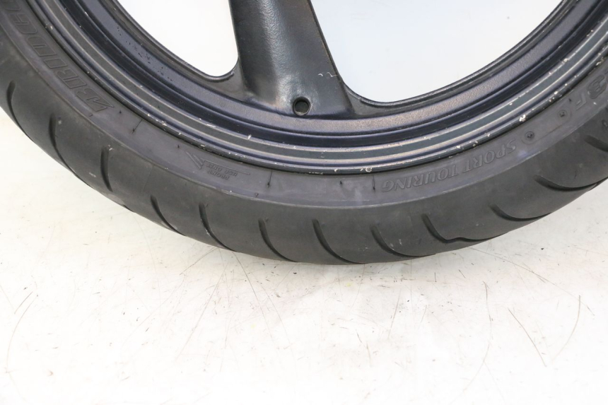 photo de JANTE AVANT ET PNEU YAMAHA FZS FAZER 600 (2001 - 2003) - Détails caractéristiques