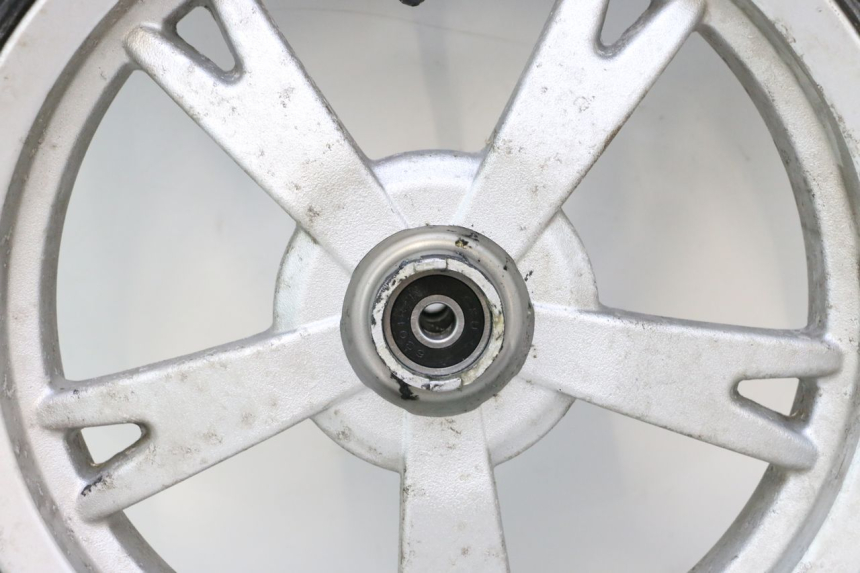photo de JANTE AVANT ET PNEU PEUGEOT KISBEE 4T 50 (2010 - 2017) - Vue rapprochée