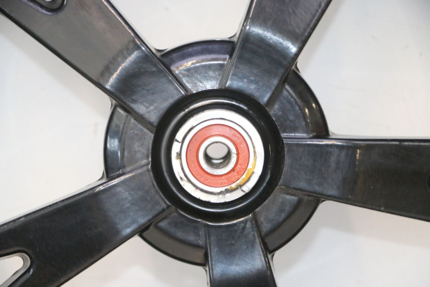 photo de JANTE AVANT ET PNEU PEUGEOT KISBEE 4T 50 (2023 - 2026) - Angle alternatif