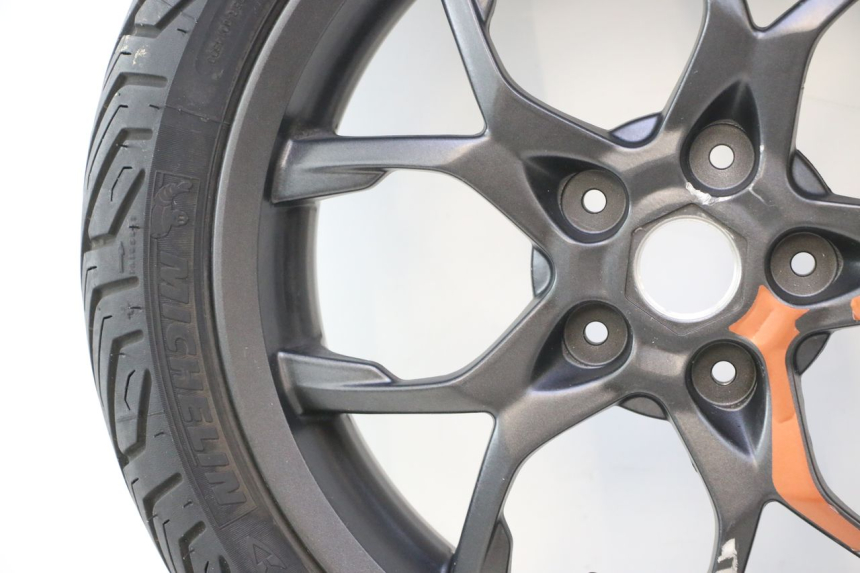 photo de JANTE AVANT ET PNEU PIAGGIO MP3 HPE 530 (2022 - 2026) - Focus structure