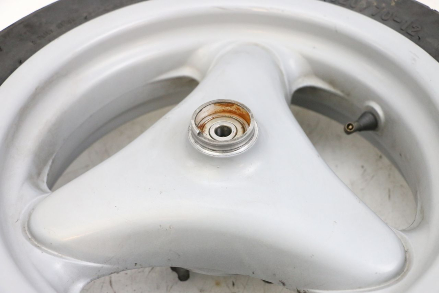 photo de JANTE AVANT ET PNEU YAMAHA NEO'S NEOS 2T 50 (1998 - 2007) - Gros plan technique