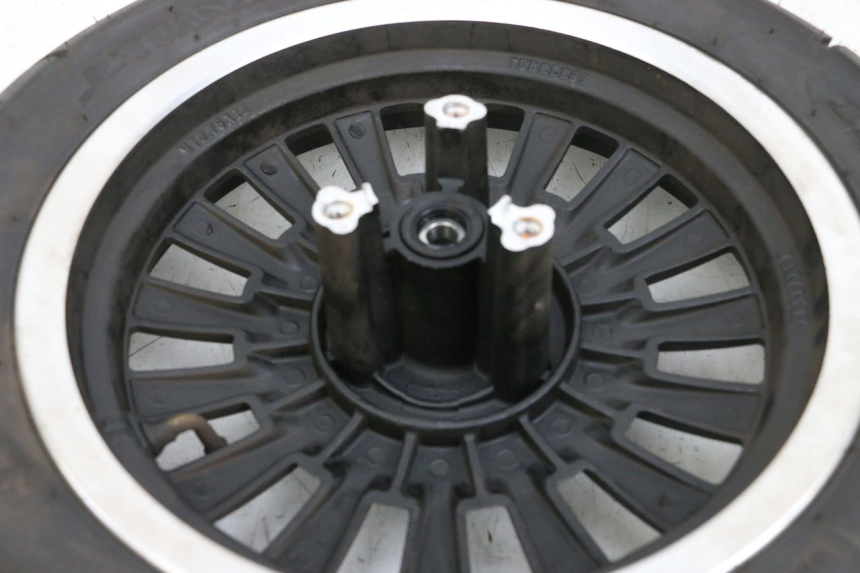 photo de JANTE AVANT ET PNEU EFUN PUSA 1 - Gros plan technique