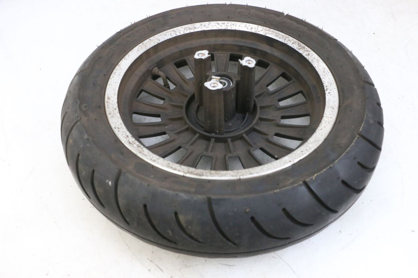 photo de JANTE AVANT ET PNEU EFUN PUSA 1 - Gros plan technique