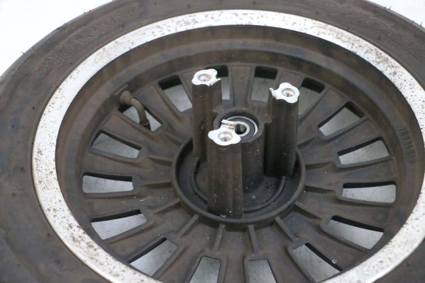 photo de JANTE AVANT ET PNEU EFUN PUSA 1 - Points de fixation