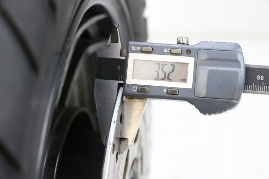 photo de JANTE AVANT ET PNEU JM MOTORS SANTANA 50 (2014 - 2023) - Zoom état d’usage