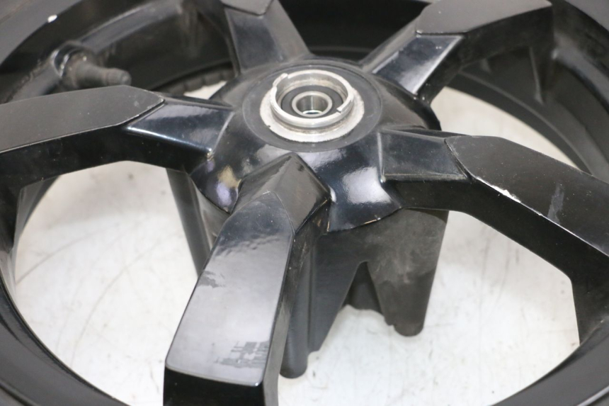 photo de JANTE AVANT ET PNEU PEUGEOT SATELIS 125 (2013 - 2018) - Gros plan technique