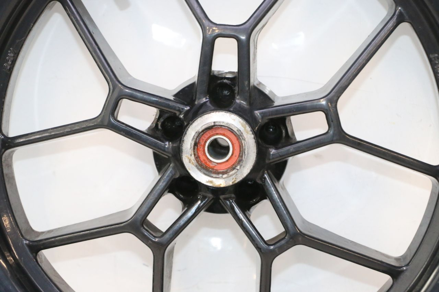 photo de JANTE AVANT ET PNEU APRILIA SR 2T 50 (2012 - 2017) - Focus structure