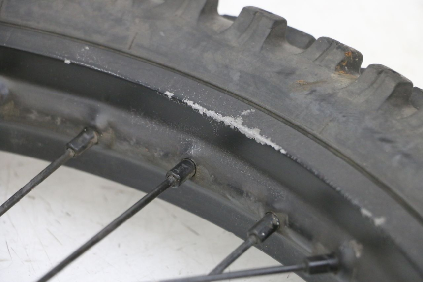 photo de JANTE AVANT ET PNEU YAMAHA TTR 125 (2000 - 2020) - Gros plan technique