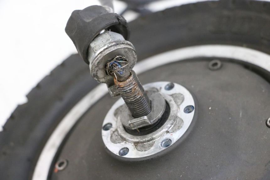 photo de JANTE AVANT ET PNEU DUALTRON VICTOR LIMITED 1