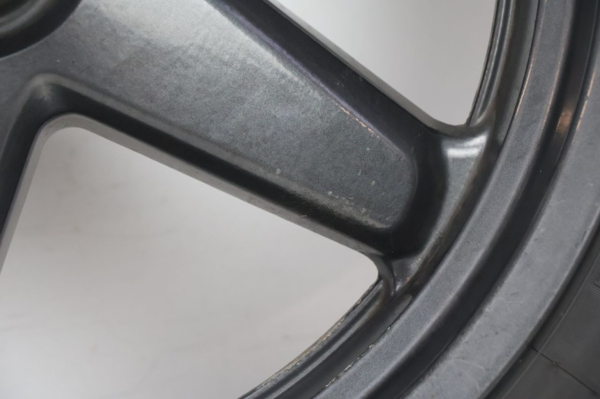 photo de JANTE AVANT ET PNEU YAMAHA X-MAX XMAX 125 (2010 - 2013) - État de surface