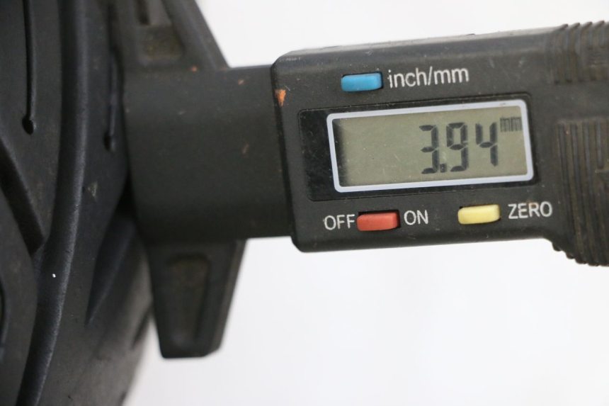 photo de JANTE AVANT ET PNEU PIAGGIO XEVO - X EVO 125 (2007 - 2016) - Zoom état d’usage