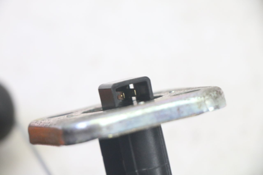 photo de JAUGE RESERVOIR ESSENCE PIAGGIO FLY 4T 50 (2013 - 2017) - Gros plan technique