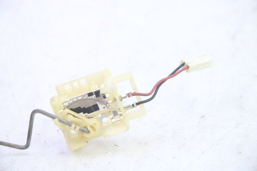 photo de JAUGE RESERVOIR ESSENCE YAMAHA FZ6 N FAZER 600 (2004 - 2006) - Détail de la pièce