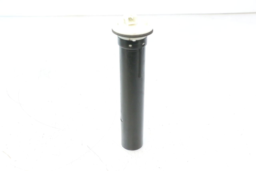 photo de JAUGE RESERVOIR ESSENCE PIAGGIO X8 STREET 125 (2006 - 2007) - Autre angle de vue