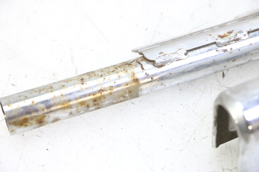 photo de JONCTION CARENAGE ARRIERE INFERIEURE HYOSUNG GV AQUILA 125 (2000 - 2004)