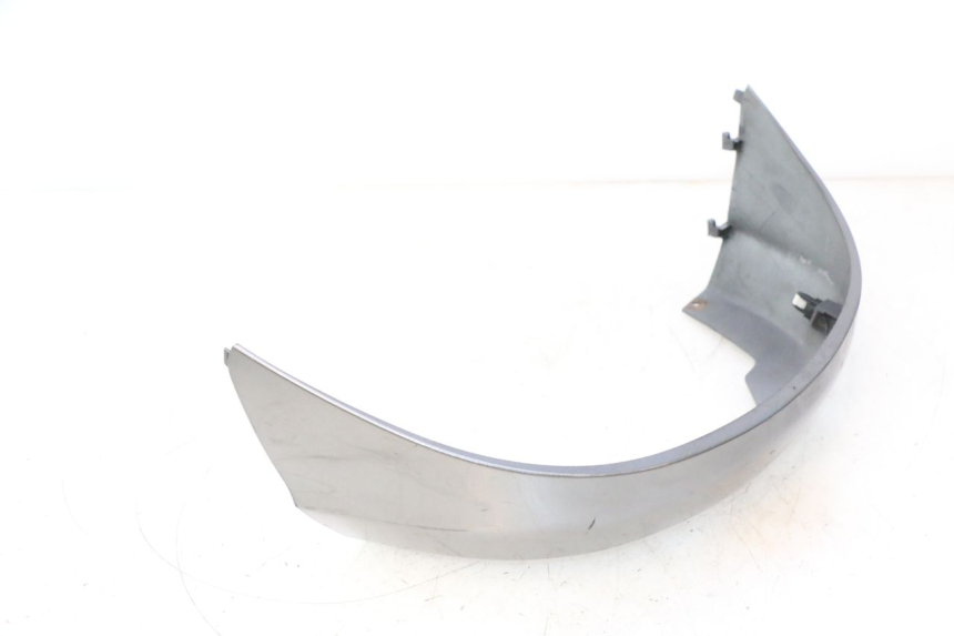 photo de JONCTION CARENAGE ARRIERE INFERIEURE SUZUKI BURGMAN 125 (2007 - 2014) - Gros plan technique