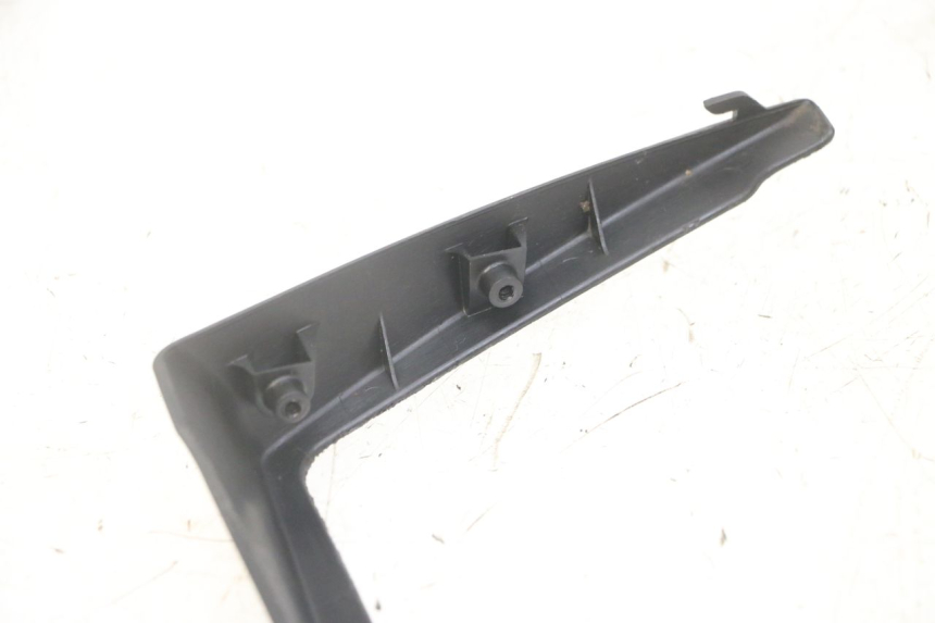 photo de JONCTION CARENAGE ARRIERE INFERIEURE SUZUKI GS GSE 500 (2001 - 2003)