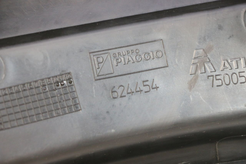 photo de JONCTION CARENAGE ARRIERE INFERIEURE PIAGGIO MP3 125 (2006 - 2014) - Gros plan technique