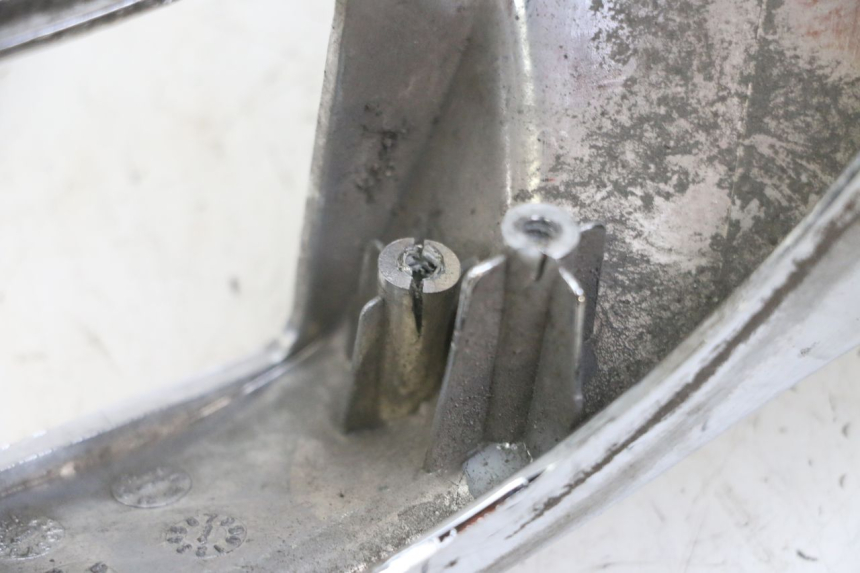 photo de JONCTION CARENAGE ARRIERE INFERIEURE KYMCO LIKE 4T 50 (2019 - 2025) - Zoom état d’usage