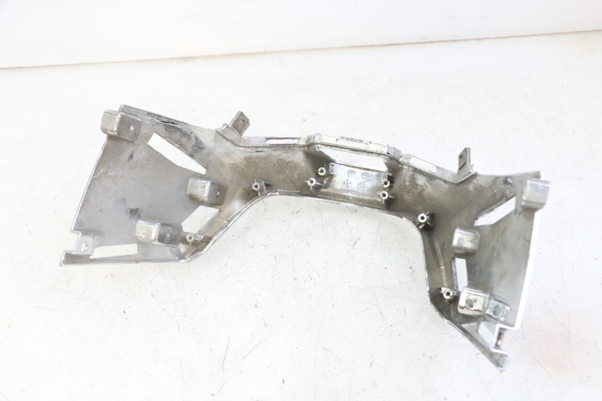 photo de JONCTION CARENAGE ARRIERE INFERIEURE KYMCO LIKE 4T 50 (2019 - 2025) - Gros plan technique