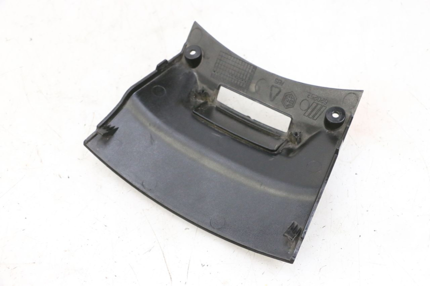 photo de JONCTION CARENAGE ARRIERE INFERIEURE PIAGGIO X8 125 (2004 - 2007) - Zoom état d’usage