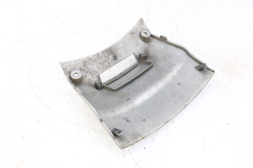 photo de JONCTION CARENAGE ARRIERE INFERIEURE PIAGGIO X8 125 (2004 - 2007) - Zoom état d’usage