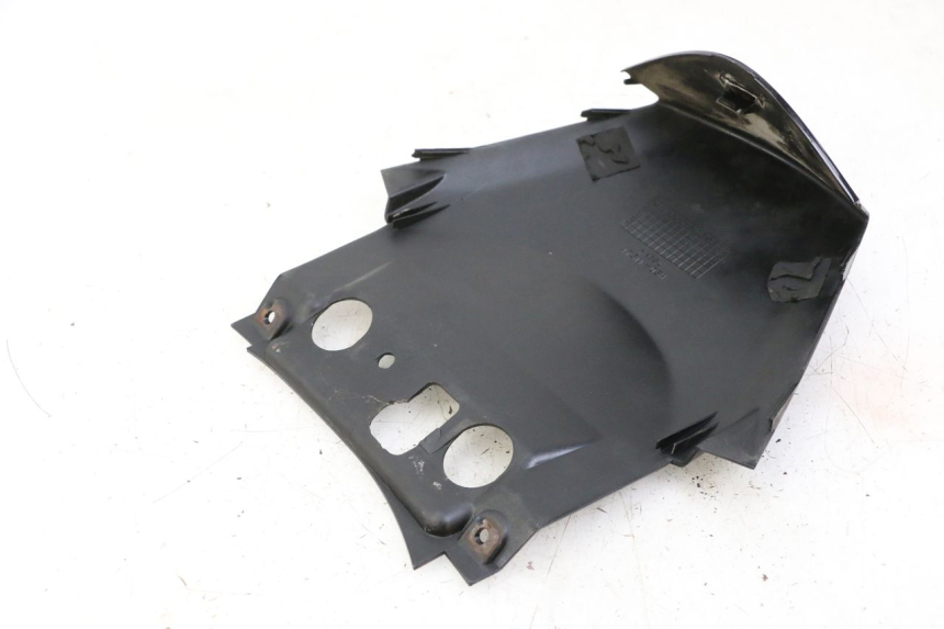 photo de JONCTION CARENAGE ARRIERE SUPERIEUR SUZUKI BURGMAN 125 (2007 - 2014)