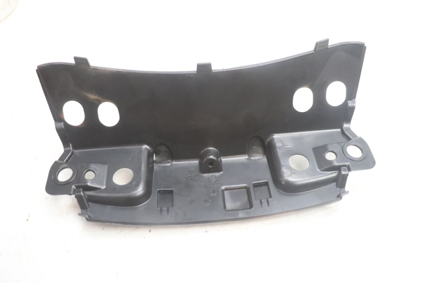 photo de JONCTION CARENAGE ARRIERE SUPERIEUR PIAGGIO MP3 500 (2011 - 2015) - Autre angle de vue