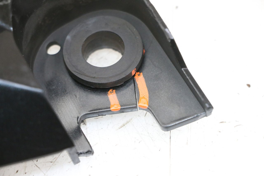 photo de JONCTION CARENAGE ARRIERE SUPERIEUR SUZUKI SV S 650 (1999 - 2002)