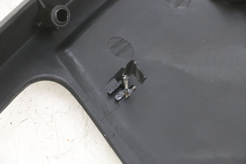 photo de JONCTION CARENAGE ARRIERE YAMAHA XMAX X-MAX 125 (2006 - 2009) - Gros plan technique