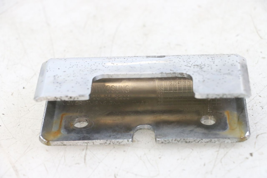 photo de JONCTION CARENAGE AVANT INF HYOSUNG GV AQUILA 125 (2000 - 2004) - Gros plan technique