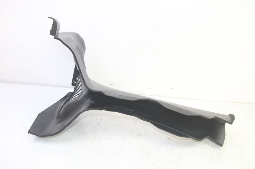 photo de JONCTION CARENAGE AVANT INF PIAGGIO MP3 HPE 350 (2018 - 2020) - Gros plan technique