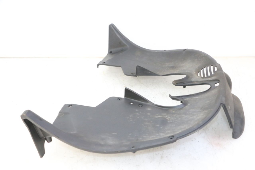 photo de JONCTION CARENAGE AVANT INF PIAGGIO MP3 LT 300 (2010 - 2016) - Gros plan technique