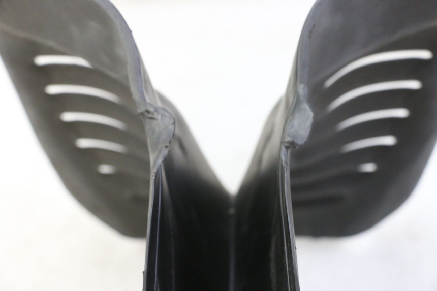 photo de JONCTION CARENAGE AVANT INF PIAGGIO MP3 RL 250 (2007 - 2010)