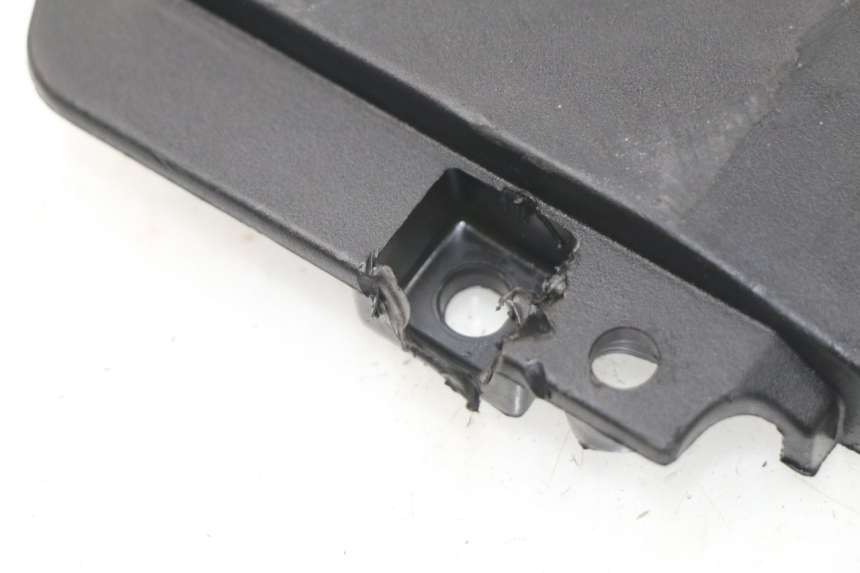 photo de JONCTION CARENAGE AVANT INF PIAGGIO MP3 HPE 500 (2019 - 2022)