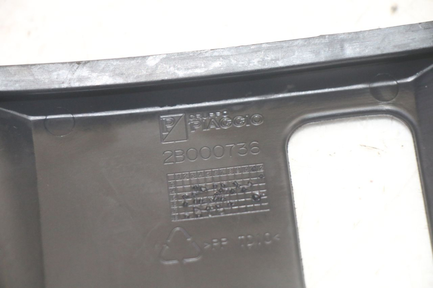 photo de JONCTION CARENAGE AVANT PIAGGIO MP3 HPE 350 (2018 - 2020) - Gros plan technique