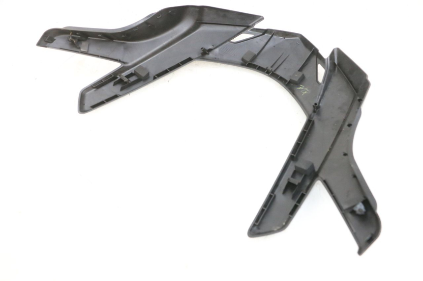 photo de JONCTION CARENAGE AVANT SUP SUZUKI BURGMAN 650 (2013 - 2020)