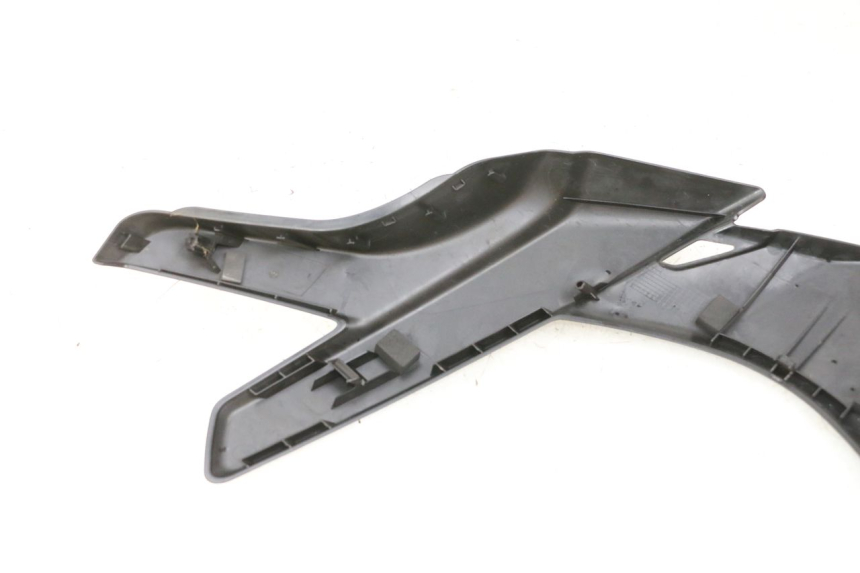 photo de JONCTION CARENAGE AVANT SUP SUZUKI BURGMAN 650 (2013 - 2020)